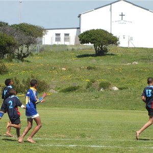 Die 1ste span (o/13) rugbyspelers se eertse drie sekondes nadat die beginfluitjie geblaas het.